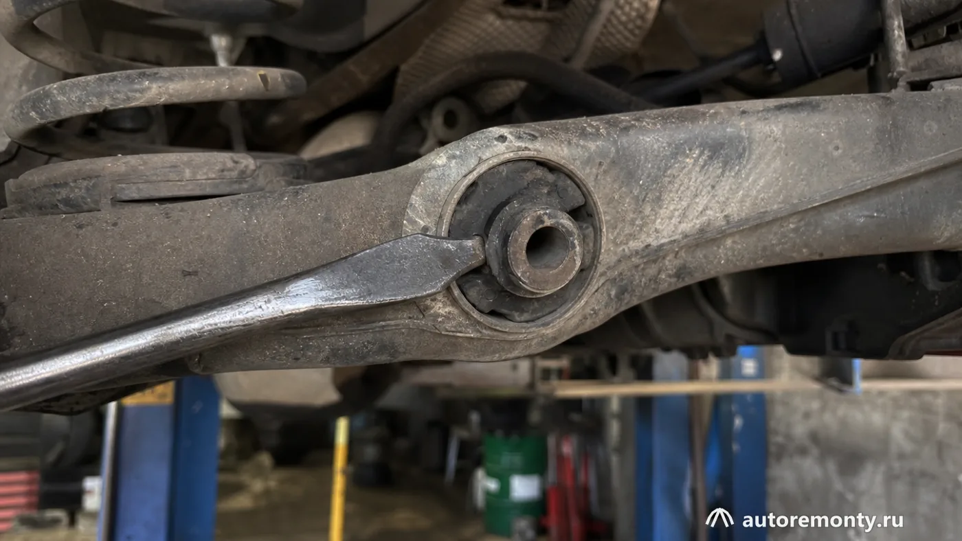 Нижняя часть задней подвески полноприводного Renault Duster на подъёмнике, в центре кадра сайлентблок — болячки ходовой дастер