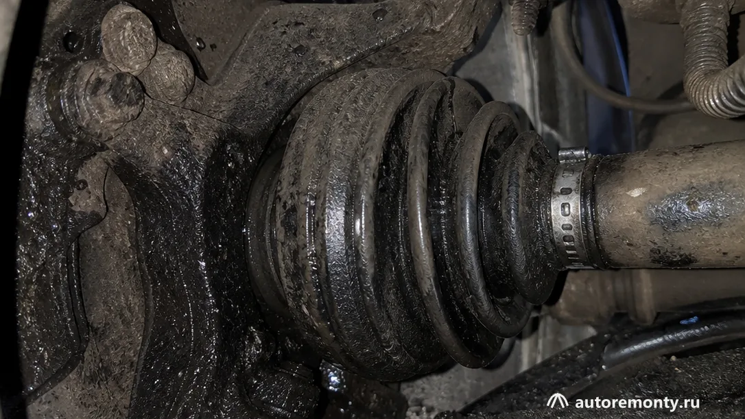 Наружного пыльника ШРУСа Renault Duster с налипшей грязью, видны хомут, складки резины и следы — болячки ходовой дастер