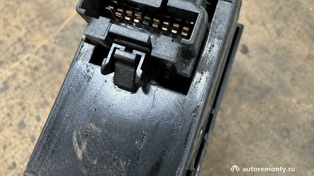 Снятый блок клавиш стеклоподъёмников водительской двери Kia Rio QB, видны разъём, защёлка колодки и — болячки киа рио 2013 электрика
