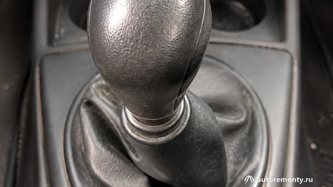 Селектора коробки передач в салоне Renault Duster 2016 года, нейтральное положение, без людей и читаемых — болячки рено дастер 2016 коробка передач