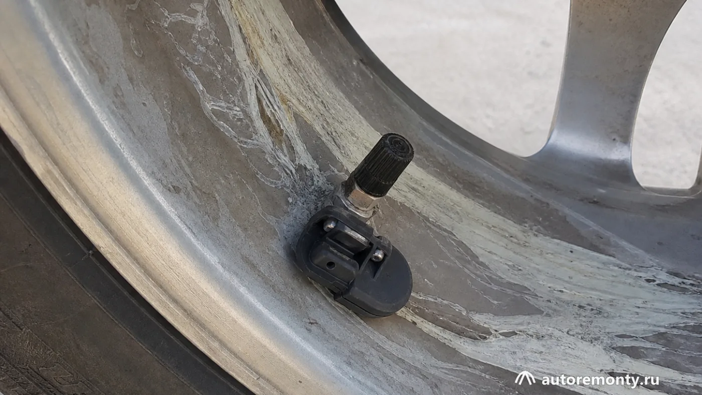 Вентиля колеса с установленным датчиком TPMS и следами герметика вокруг внутренней части обода, без — герметик для шин последствия