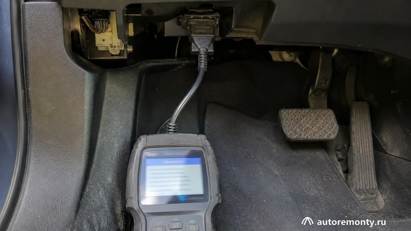 Диагностический сканер подключён к автомобилю Mazda 3, на экране не должно быть читаемого текста или — Mazda 3 ГРМ ремень цепь