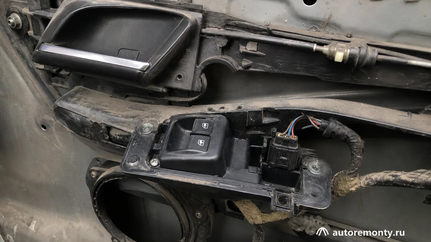 Внутренняя сторона двери Skoda со снятой декоративной накладкой, видны кнопка стеклоподъёмника, разъём и — не работают стеклоподъемники шкода