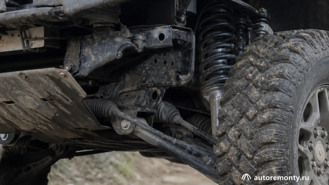 Внедорожник Ford Bronco текущего поколения на бездорожье, вид спереди-сбоку, акцент на рамной — Пикап Ford Bronco к 2030 году, новый Hyundai Tucson и отзыв седанов BMW