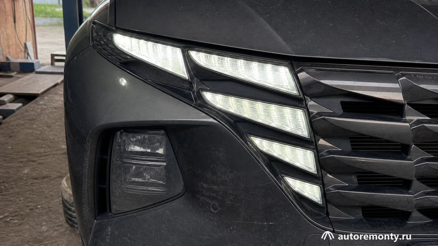 Hyundai Tucson текущего поколения спереди, видны фирменные дневные ходовые огни и радиаторная решётка — Пикап Ford Bronco к 2030 году, новый Hyundai Tucson и отзыв седанов BMW