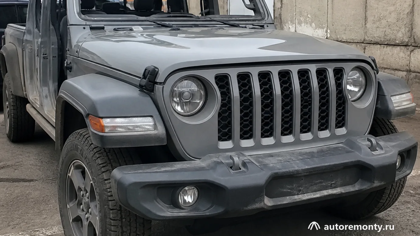Передняя часть пикапа Jeep Gladiator 2022 года с открытой кабиной и кузовом, припаркованного на — Сгоревший Jeep Gladiator стал поводом для суда на фоне отзыва 1,07 млн машин