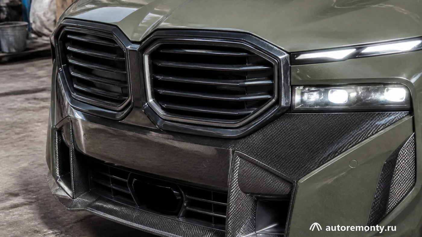 Передняя часть BMW XM от Larte оливковая окраска кузова, карбоновые вставки на переднем сплиттере и — Ателье Larte представило проект доработки для кроссовера BMW XM