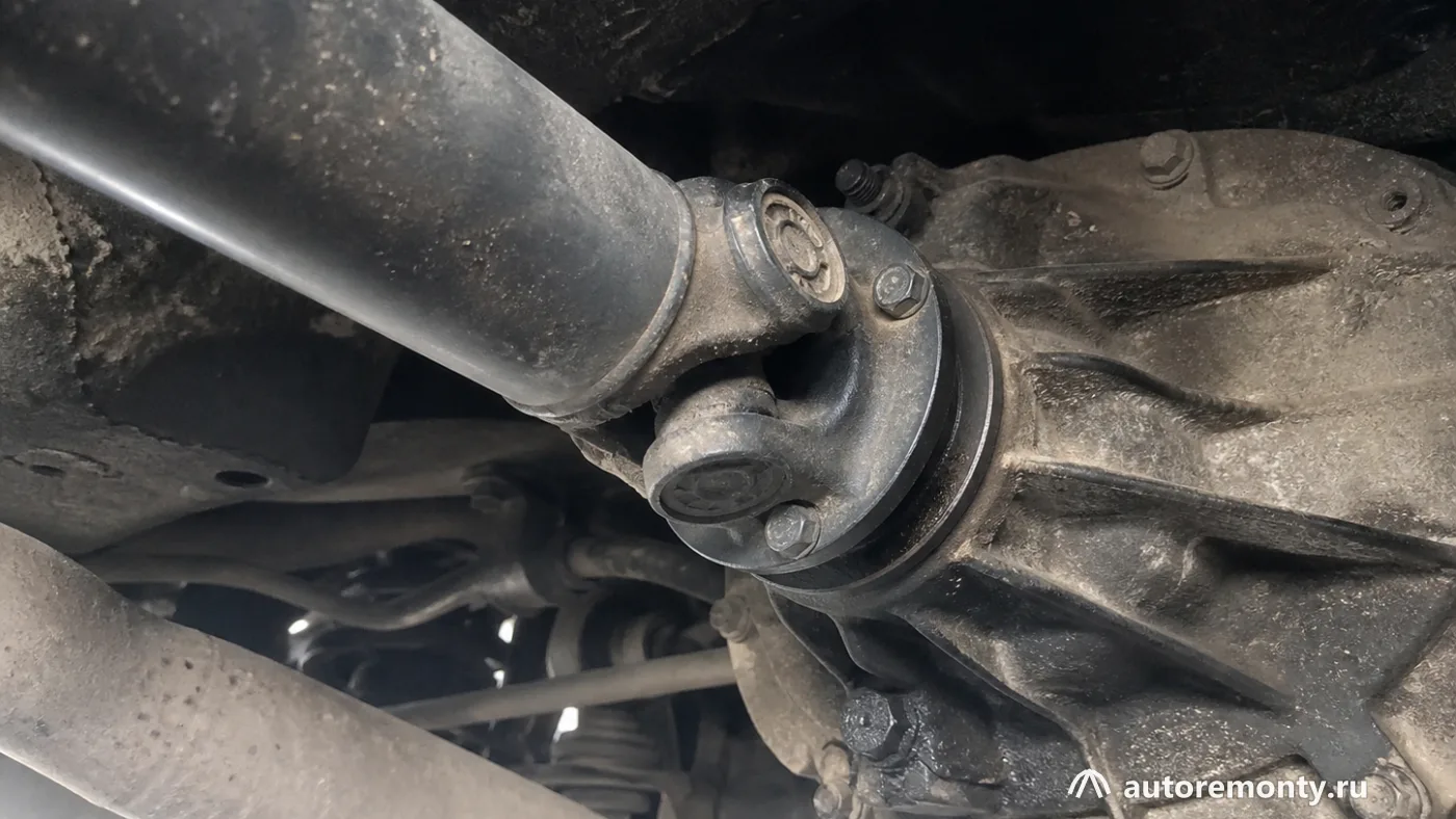 Соединения карданного вала с дифференциалом на автомобиле BMW, вид снизу, без логотипов и читаемых — BMW устранит дефект карданного вала на 5, 7 и 8 Series с помощью клея