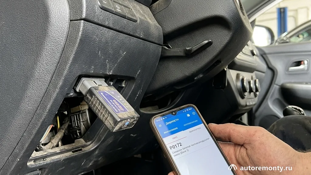 Подключённый к диагностическому разъему OBD2 под рулевой колонкой Киа Рио сканер, на экране смартфона — ошибка p0172