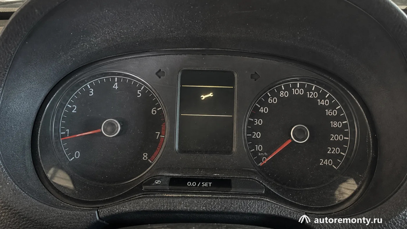 Приборная панель Volkswagen Polo Sedan с активным индикатором сервисного интервала на дисплее — регламент ТО Фольксваген Поло седан