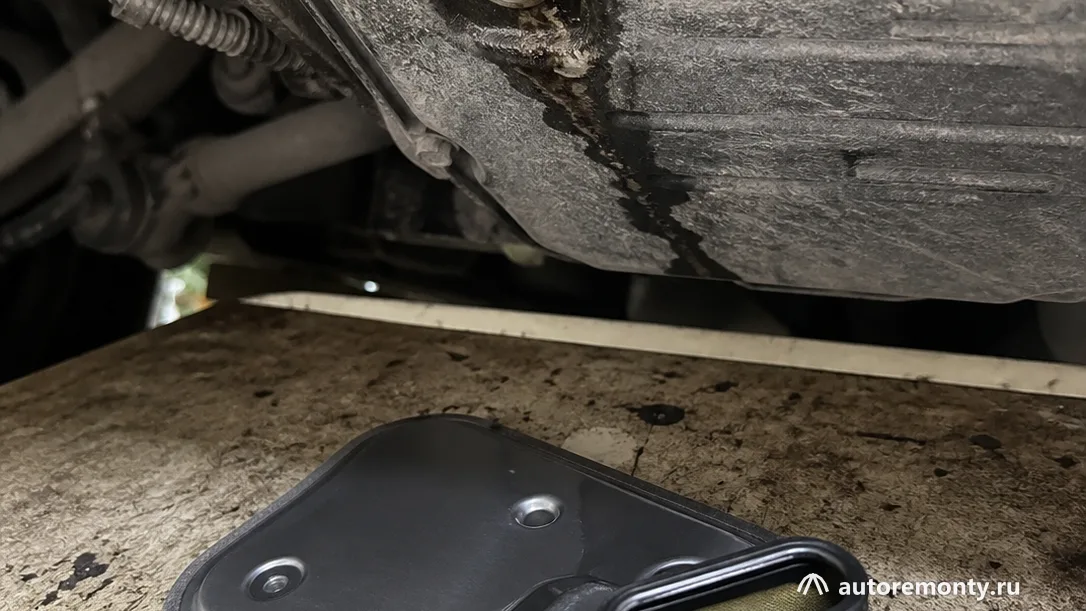 Поддон автоматической коробки передач Aisin 09G Volkswagen Polo Sedan со снятой пробкой сливного — регламент ТО Фольксваген Поло седан