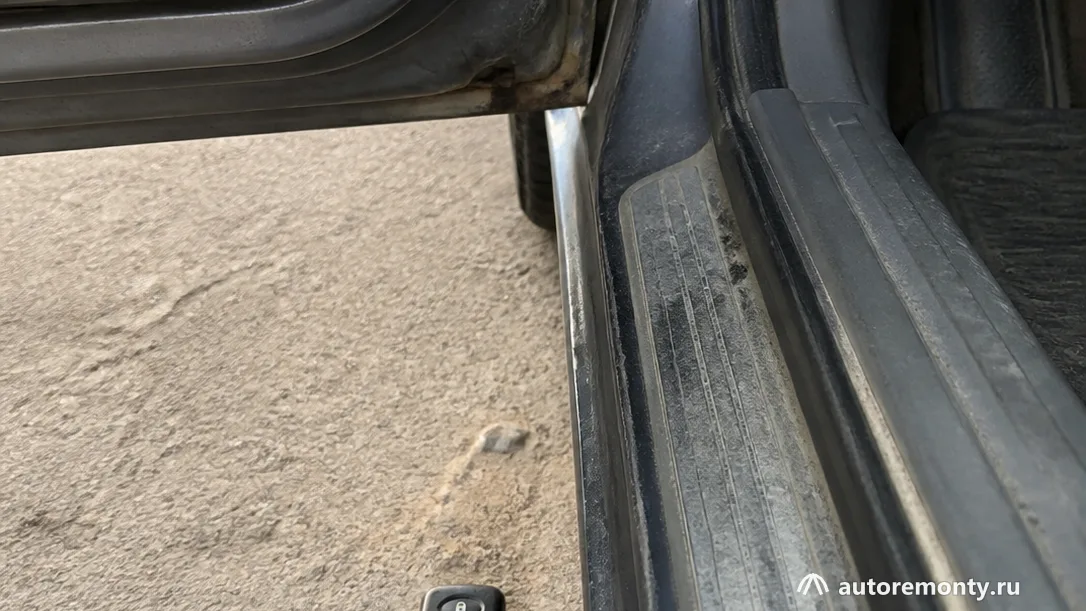 Пульт центрального замка автомобиля рядом с открытой дверью — ремонт дверных замков