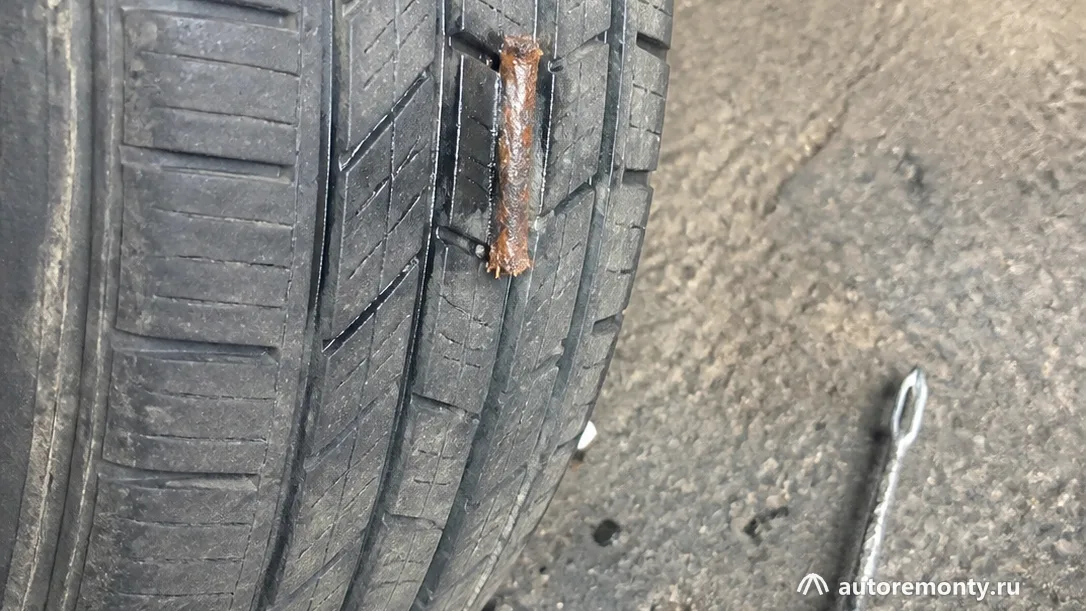 Участка протектора с установленным наружным жгутом, рядом инструмент для его введения, колесо снято, без — чем заклеить прокол шины